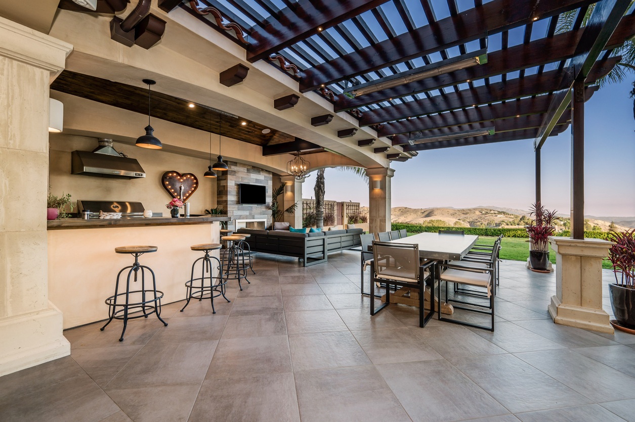 Spacious Outdoor Kitchen and Patio